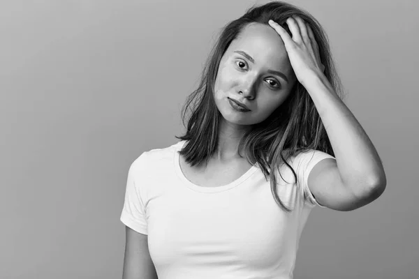 Geweldig mooi meisje dat haar haar aanraakt — Stockfoto