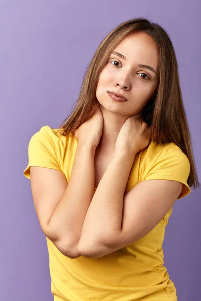 Ernstes angenehmes Mädchen, das ihren Hals berührt — Stockfoto