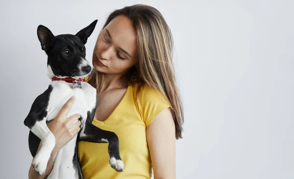 Φοβερό νεαρό κορίτσι με κίτρινο T-shirt διασκέδαση με ένα σκυλί — Φωτογραφία Αρχείου