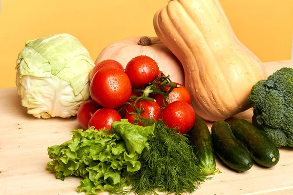 Table full of fresh lettuce, tomatoes, pumpkin, broccoli, picked up from organic field — Stock Photo, Image