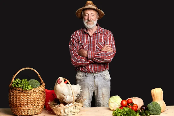 El abuelo trabajó duro todo el día en el jardín y el invernadero. — Foto de Stock