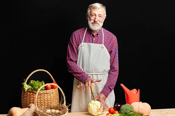 Sénior agricultor do sexo masculino frequentando a classe mestre de alimentos saudáveis, corte de repolho — Fotografia de Stock