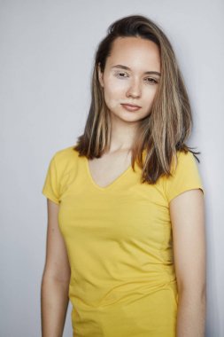 kız yüzünde birçok beyaz lekeler var