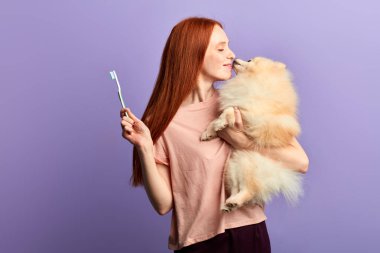 olumlu kız onu PET ile eğlenmek