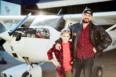 Küçük çocuk babasının iş yerine uçak hangar binasında geldi