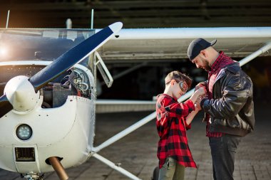 Çocuk ve pervane uçak yakın onun büyük standı, birlikte oyuncak uçağı birleştirmek