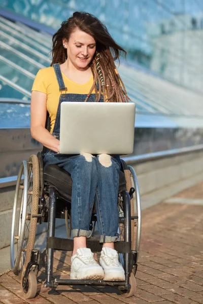 Young beautiful cheerful girl chatting online with friends — Stock Photo, Image