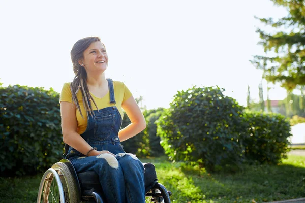 Nettes nettes nettes Mädchen drückt positive Emotionen und Gefühle aus — Stockfoto