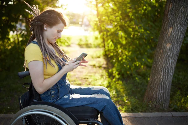 Alegre chica de moda pasar tiempo con su teléfono móvil — Foto de Stock