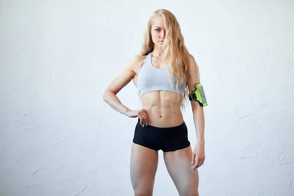Fiducioso atleta sexy con lunghi capelli biondi loking alla fotocamera — Foto Stock