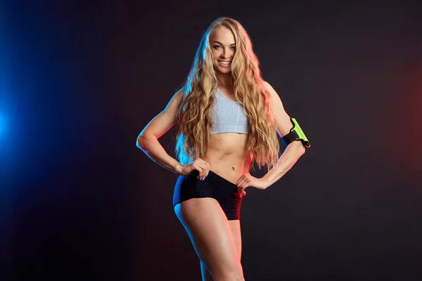 Blonde wunderschöne positive Mädchen demonstriert ihren schlanken Körper — Stockfoto