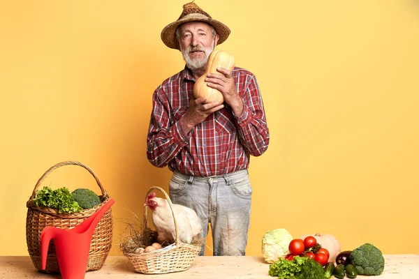 Avô pegou colheita fresca e cesta com ovos frescos — Fotografia de Stock