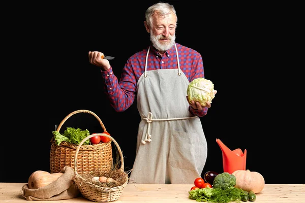 Agricultor de cabelos grisalhos fazendo legumes enlatados caseiros para a temporada de inverno — Fotografia de Stock