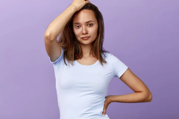 Gorgouse girl with a hand on her head and arm on her hip — Stock Photo, Image