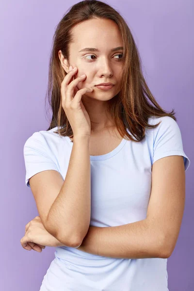 Серьезная депрессивная девушка с ладонью на щеке — стоковое фото