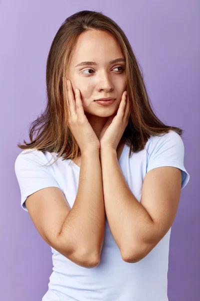 Belle fille touchant son visage, le résultat de la prise de contraceptifs — Photo