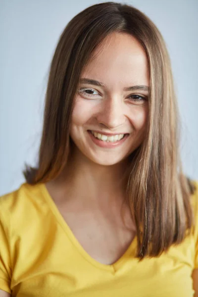 Lächelndes fröhliches Mädchen im gelben T-Shirt — Stockfoto