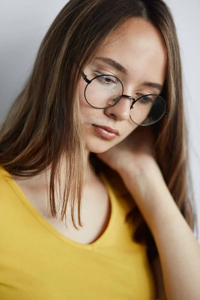 Estudante pensativo pensativo em óculos pensando em exames — Fotografia de Stock