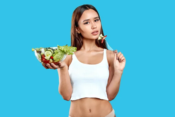 Vegetarierin dünne gut aussehende Mädchen beim Frühstück nach dem Training im Fitnessstudio — Stockfoto