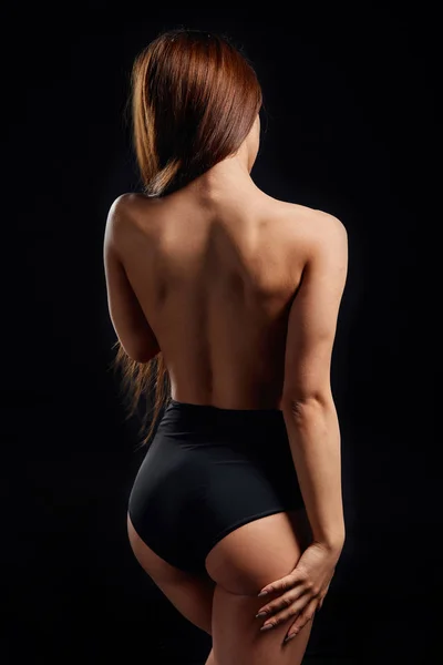 Shirtless moda sexy menina com bela bunda demonstarting seu corpo ideal — Fotografia de Stock