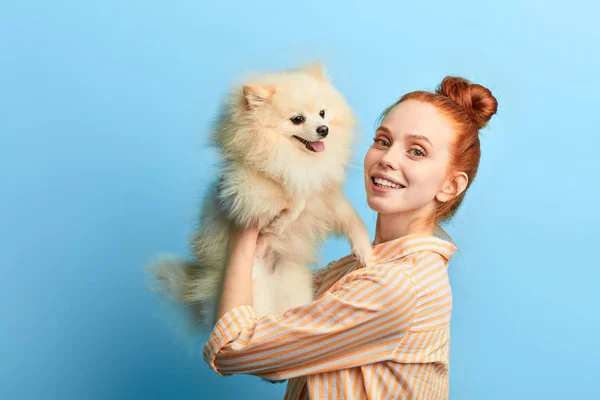 Agradável tipo bonito menina segurando seu adorável animal de estimação — Fotografia de Stock