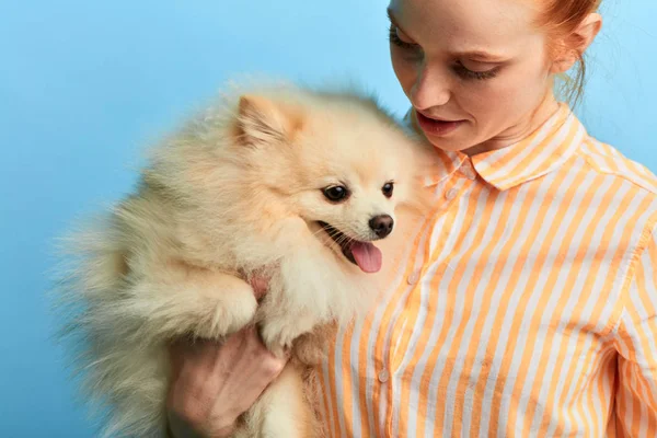 Ragazza rossiccia guardando il cane malato — Foto Stock