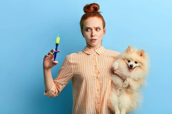 Emotional lustiges Mädchen hat Angst, ihrem Haustier eine Spritze zu geben — Stockfoto