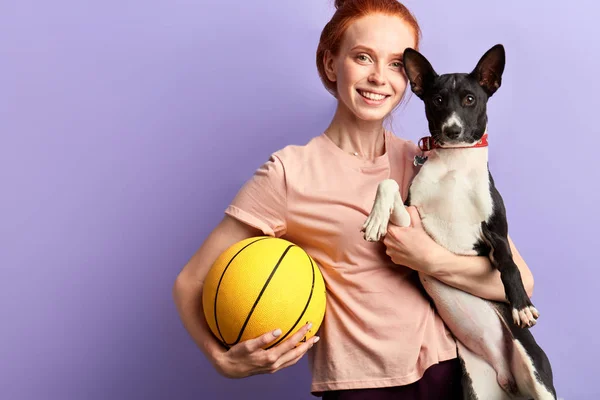 Alegre menina positiva se divertindo com um animal de estimação — Fotografia de Stock