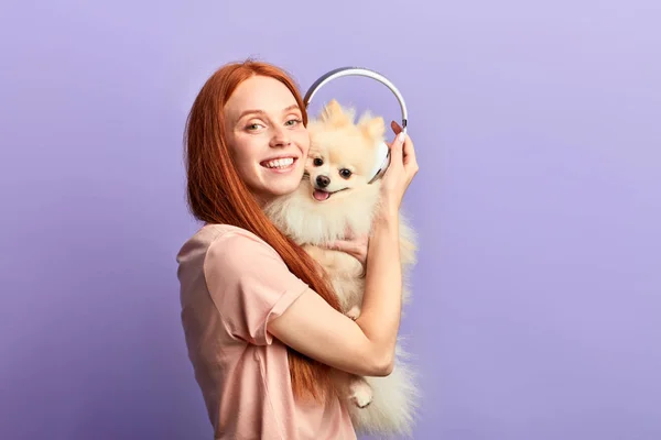 Super alegre menina ruiva passar tempo com seu melhor amigo — Fotografia de Stock