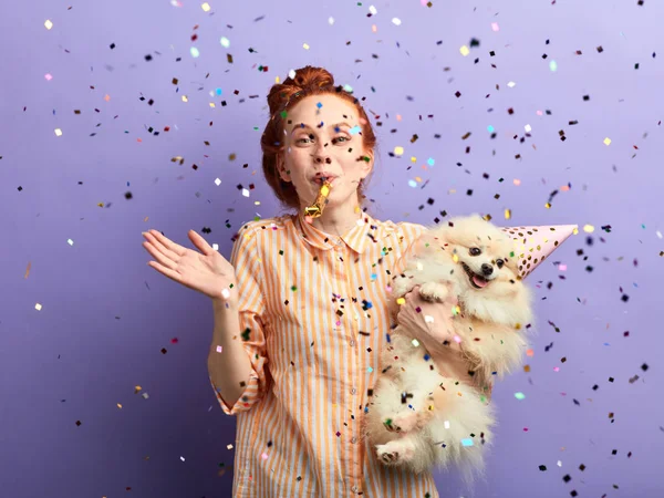 Verrücktes Mädchen und ihr entzückender Hund haben Spaß im Studio — Stockfoto