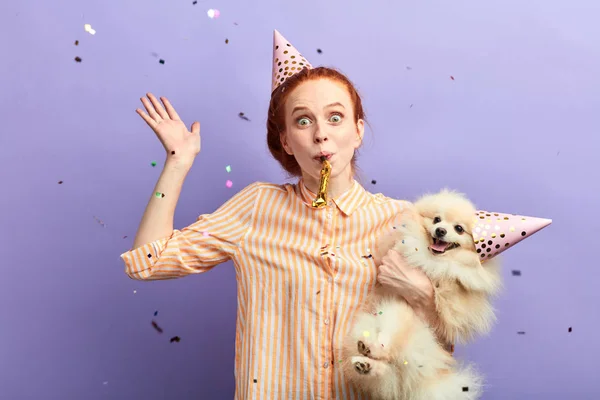 Vzrušená zázvorová dívka má na večírku pozitivní čas — Stock fotografie