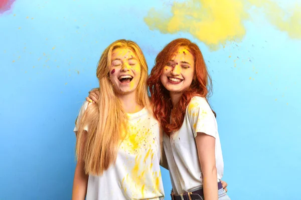 Meninas loucas engraçadas desfrutando do festival da primavera, cores e amor — Fotografia de Stock