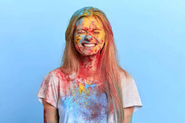 Amuzant jucăuș blondă fată care se bucură de holi festival — Fotografie, imagine de stoc