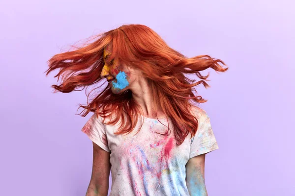 Menina de gengibre atraente com cabelo voador — Fotografia de Stock