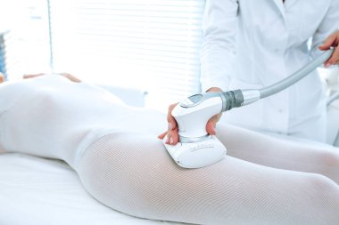 güzellik uzmanı kadın kalçalarına Masaj aletleri Lpg işi kapatmak