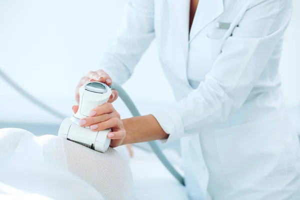 Woman in white suit getting LPG procedure , body contouring treatment in clinic. — Stock Photo, Image