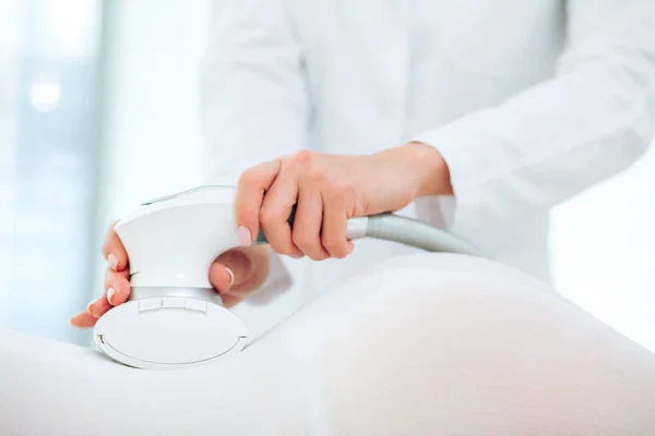 Frau im weißen Anzug bekommt LPG-Verfahren, Körperkonturbehandlung in Klinik. — Stockfoto