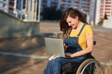 çekici pozitif kadın online arkadaşları ile sohbet, Internet'te eğlenmek