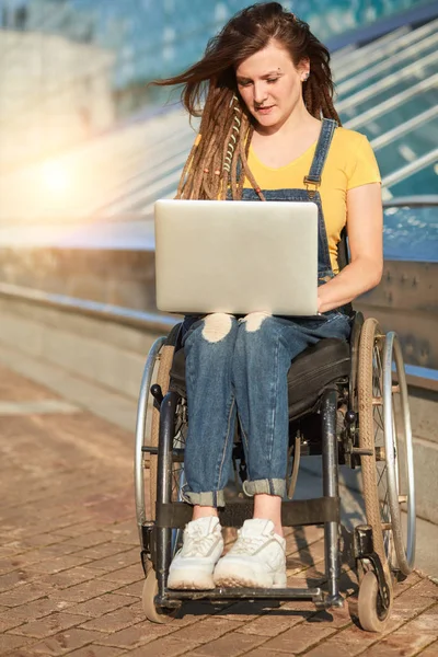 Genial krankes Mädchen im Netz surfen, im Internet surfen — Stockfoto