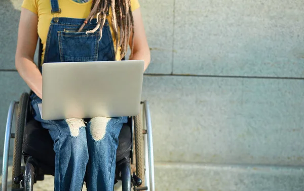 Ноутбук, лежащий на коленях девочек — стоковое фото