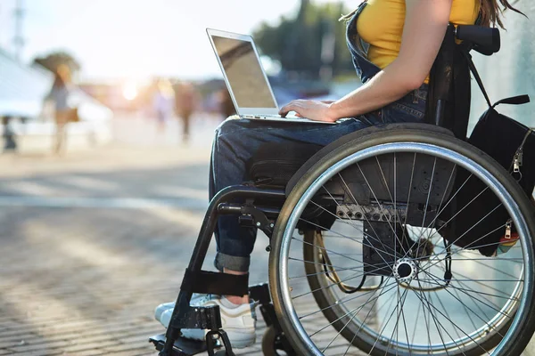 Behinderte Freiberuflerin arbeitet auf der Straße — Stockfoto