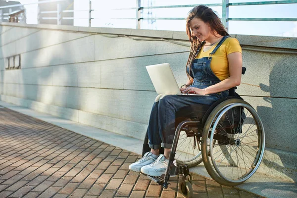 Gut aussehende Mädchen genießen die Arbeit mit dem Computer, — Stockfoto