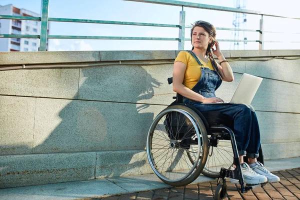 Behindertes Mädchen verfügt über wertvolle Erfahrungen und Fähigkeiten — Stockfoto