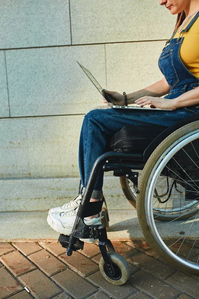 Frau hat nie gedacht, dass ihr Rollstuhl im Nachteil ist — Stockfoto