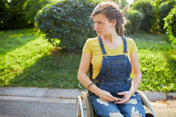 Junge schöne Invalidin mit stylischer Frisur sitzt im Rollstuhl — Stockfoto