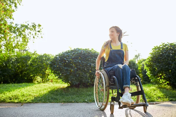 Magnifique fille positive en fauteuil roulant se réjouissant à nouveau jour — Photo