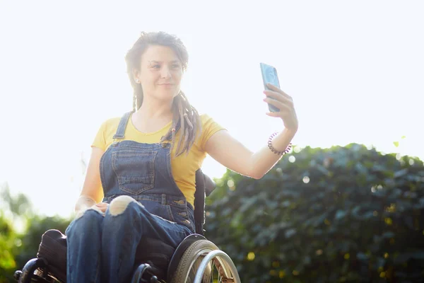 Lächelndes schönes behindertes Mädchen posiert vor der Kamera — Stockfoto