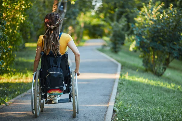 Fille handicapée profiter de l'air frais dans le parc — Photo