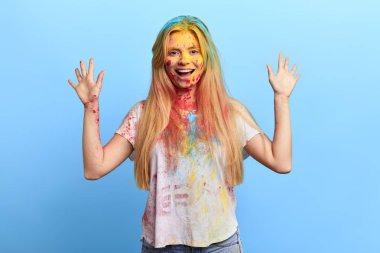 uzun adil saçlı kız kollarını yükselterek ve kameraya poz