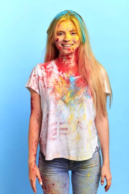 Hindistan festivaline katılan gülümseyen mutlu kız